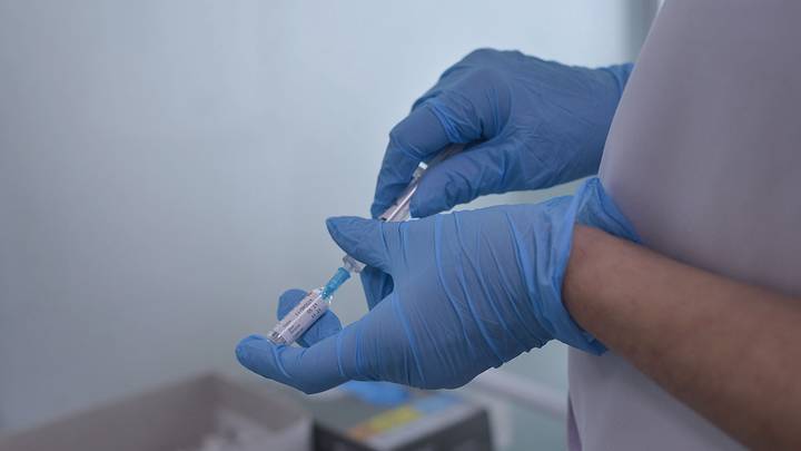В РФПИ рассказали об исследованиях комбинации вакцин AstraZeneca и «Спутник V»