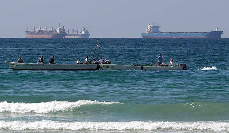 На судно израильской компании у берегов Омана напали пираты