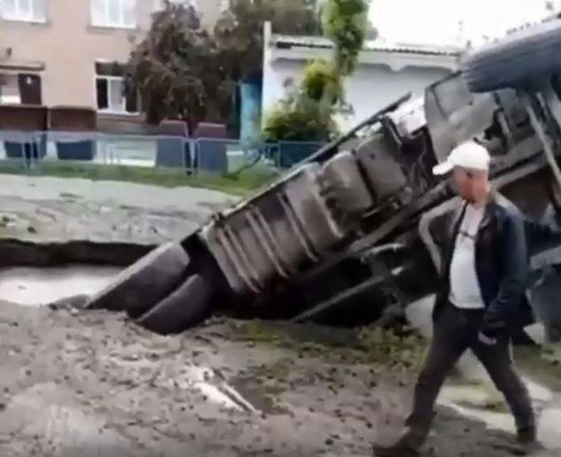 На Южном Урале грузовик провалился под землю во время ремонта дороги