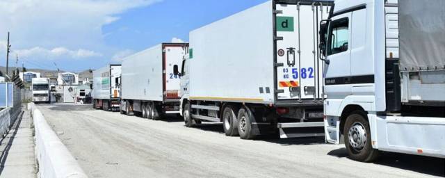На границе с Казахстаном скопились 120 грузовиков