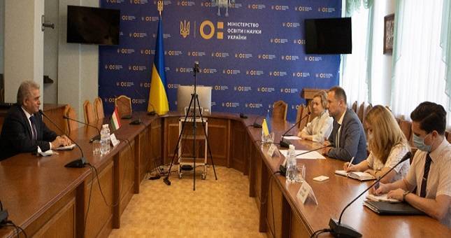Посол Таджикистана на Украине обсудил сотрудничество в области образования с Министром образования и науки страны