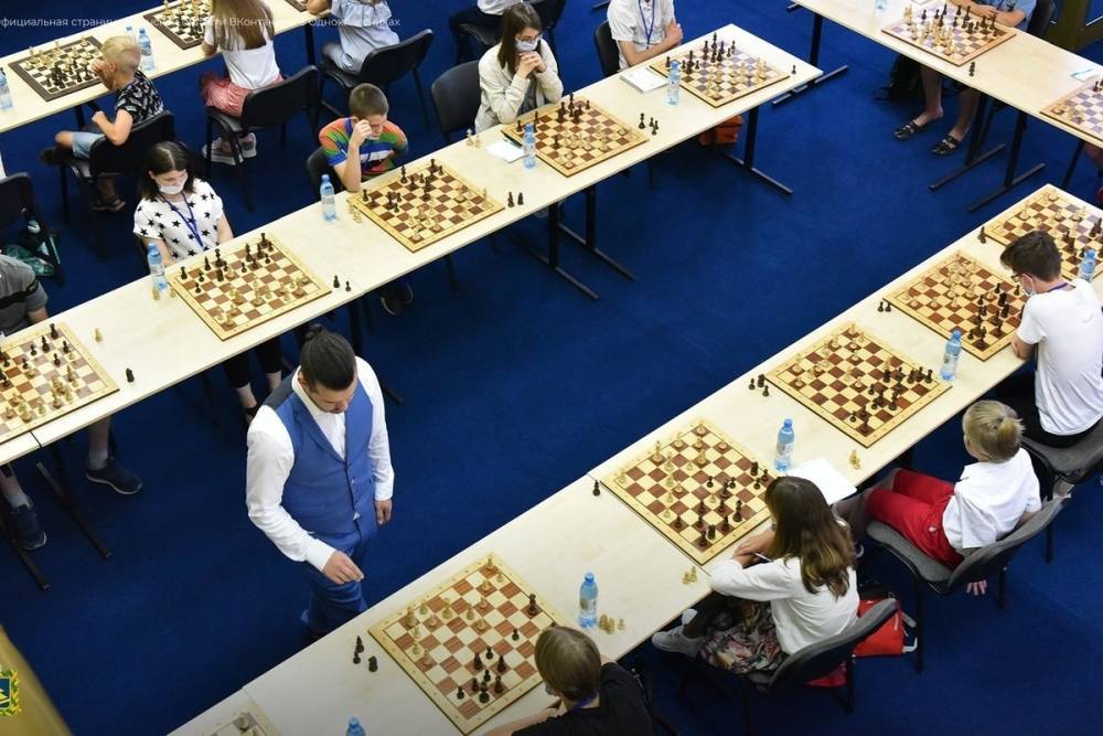 Ян Непомнящий провел сеанс одновременной игры по шахматам в Брянске