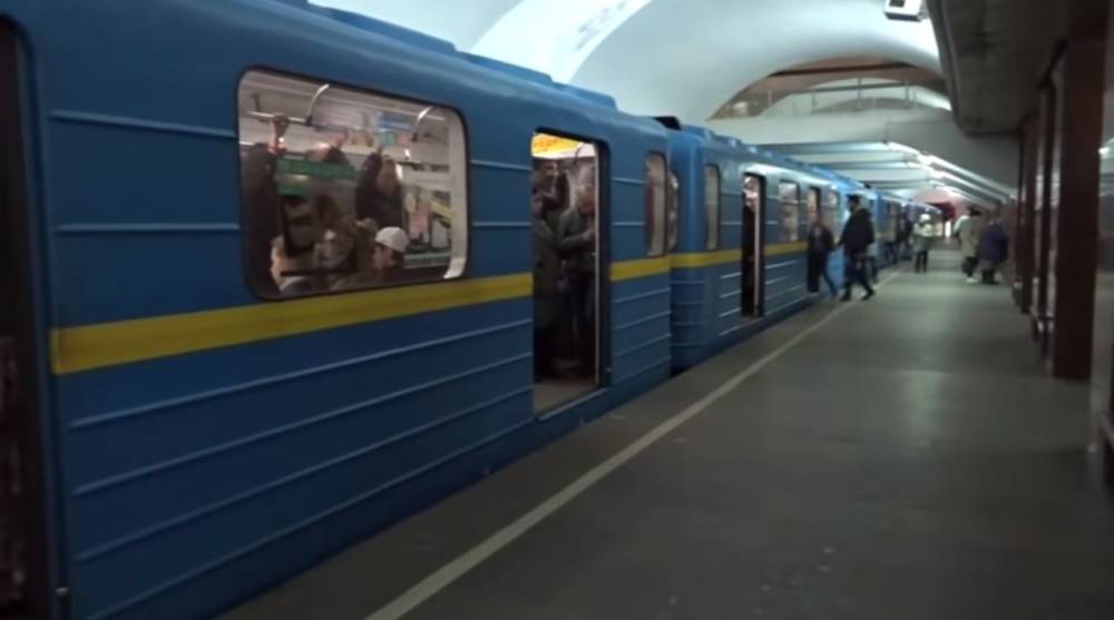 Пассажиры устроили драку в киевском метро, видео: все из-за маски