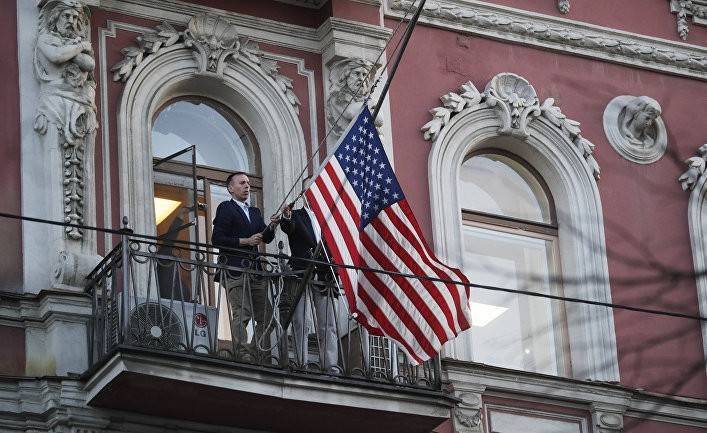 FP: посольству США приходится расставаться с российскими сотрудниками