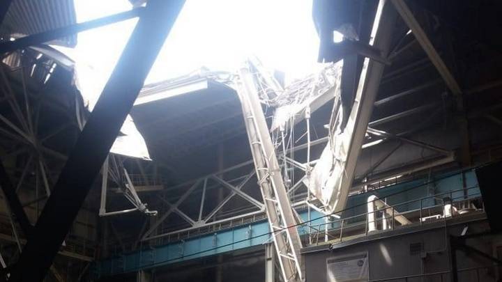 Башенный кран рухнул на крышу цеха НЛМК