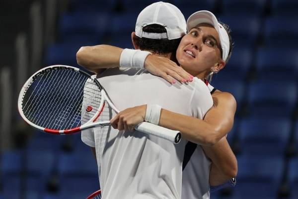 Теннисисты Елена Веснина и Аслан Карацев вышли в финал Игр в Токио