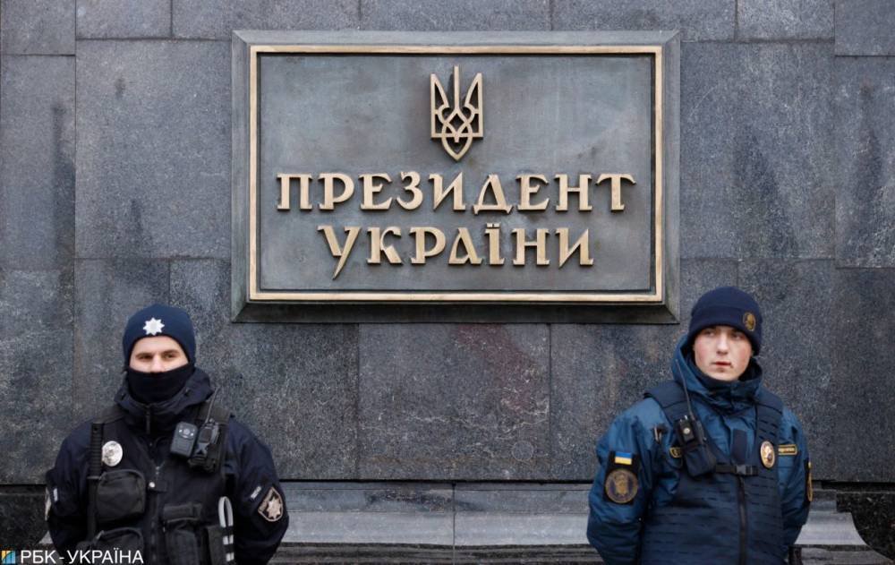 В Киеве возле Офиса президента проверяют подозрительный предмет