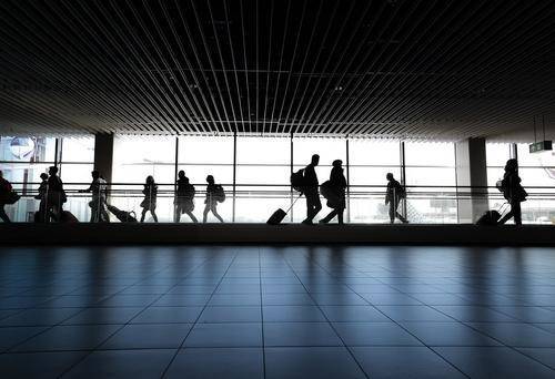 Пожилой бельгиец избил сотрудницу авиакомпании в аэропорту Италии из-за перевеса багажа