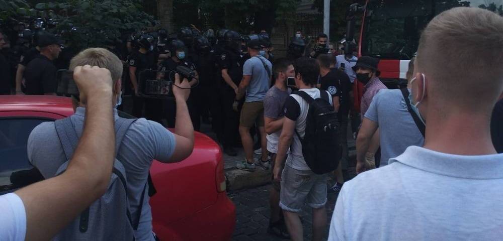 В центре Киева нацисты, полицаи и ЛГБТ устроили беспорядки и драку