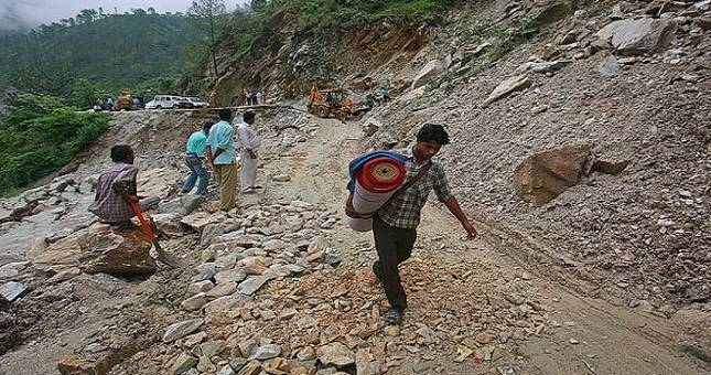 Ужасающий оползень: в Индии от горы отвалился огромный пласт земли