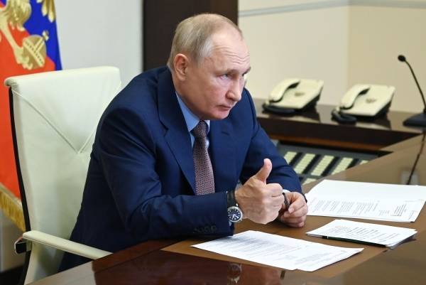 Владимир Путин поручил создать межведомственную комиссию по историческому просвещению