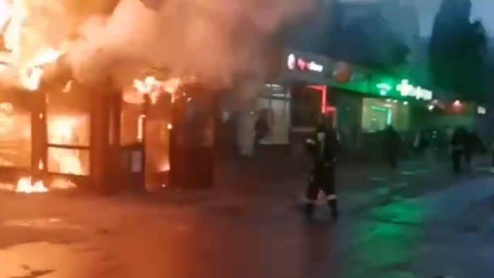 На юго-западе Москвы люди спасались из горящего кафе