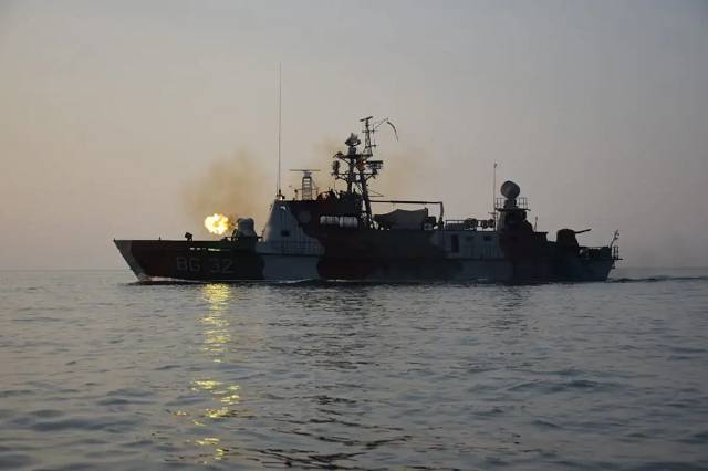 Украинские моряки провели учения в Азовском море под пристальным наблюдением ФСБ