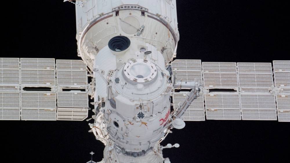 Российские космонавты благополучно открыли люк в модуле "Наука"