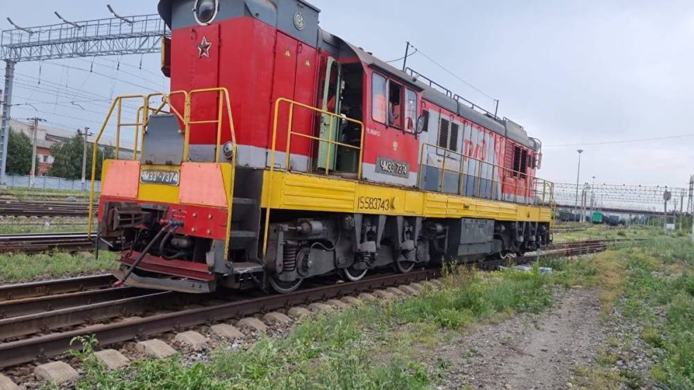 В Челябинской области маневровый локомотив сошел с рельс