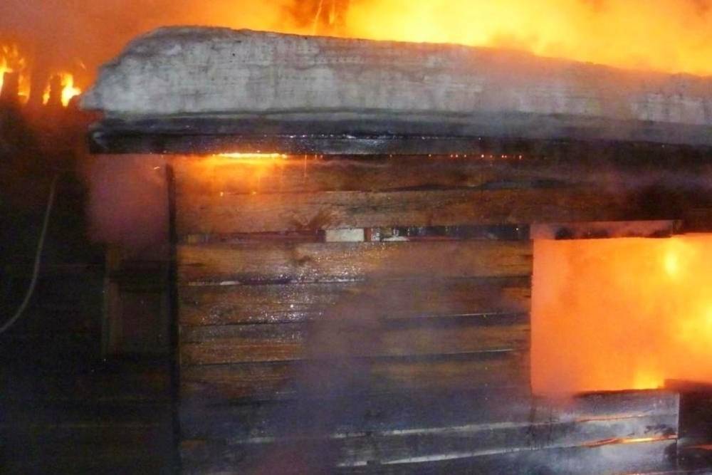 В Ивановской области поздно вечером сгорела баня