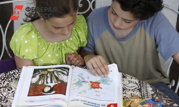 Россиянам объяснили, когда лучше начать учить с ребенком иностранный язык