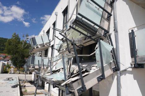 Инцидент в Баден-Вюртемберге: подрядчик экскаватором решил снести новый дом