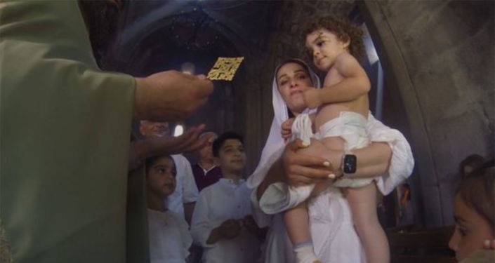 Кудрявый малыш на крестинах развеселил гостей, благословив армянского священника – видео