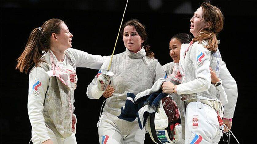 Женская сборная РФ по фехтованию взяла золото в командном турнире Олимпиады в Токио