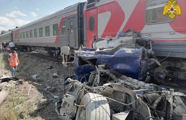 В Калужской области пассажирский поезд врезался в грузовик, водитель погиб