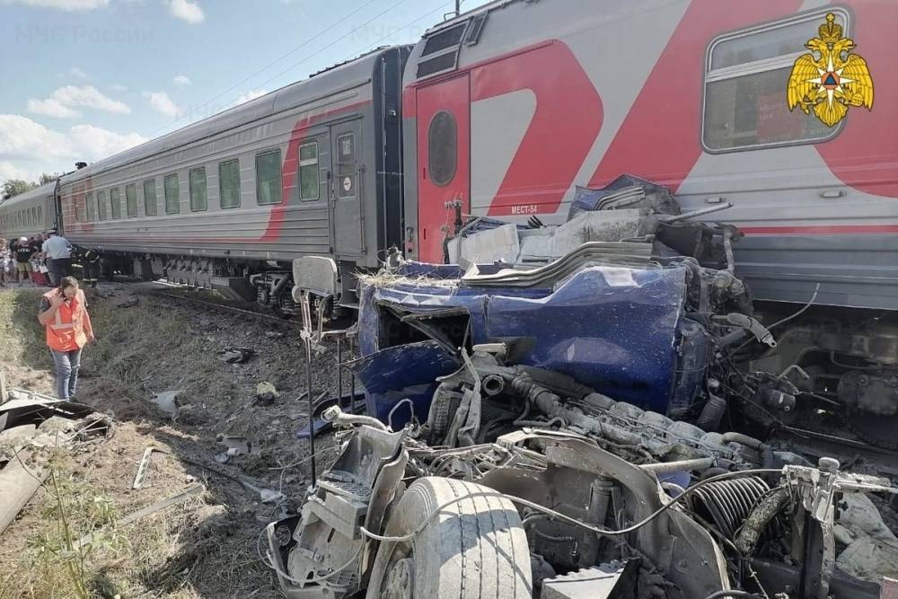 Поезд, следовавший из Адлера в Москву, столкнулся с грузовиком