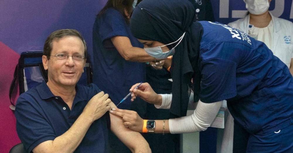 Израиль начал вакцинировать третьей дозой людей старше 60 лет: первым стал президент