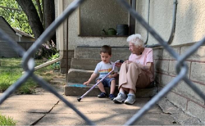 Локдаун сближает: двухлетний мальчик и его 99-летняя соседка стали лучшими друзьями – Учительская газета