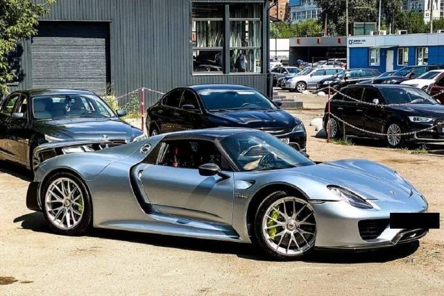 В Киеве засветился роскошный гиперкар Porsche 918 стоимостью в миллион евро (ФОТО)