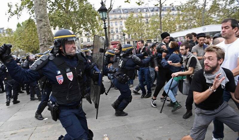 Полиция во Франции применила слезоточивый газ для разгона митинга против санпропусков