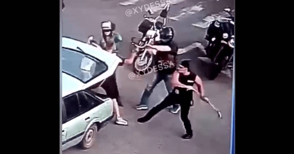 "Избили и разгромили машину". В Черкассах байкеры напали на молодую пару (видео драки)