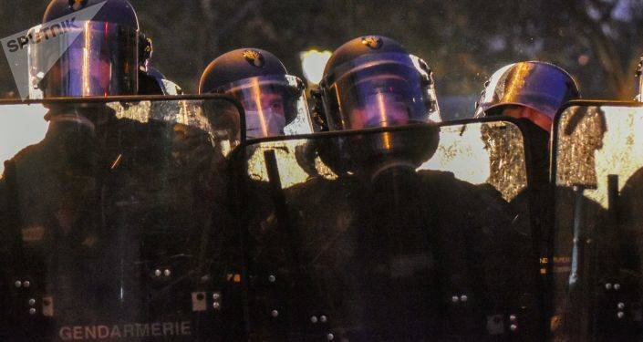 Акция протеста в Париже: между манифестантами и полицейскими начались стычки