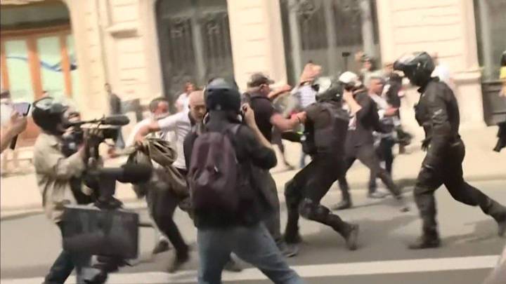 Несли на руках: парижские полицейские пострадали от антиваксеров
