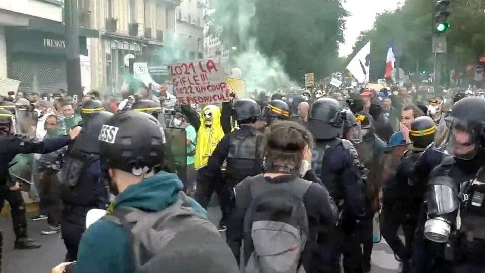 В Париже полиция применила слезоточивый газ и водометы для разгона участников акции против санитарных паспортов