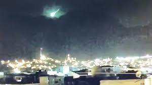 В турецком городе, охваченном огнем, упал метеорит (видео)
