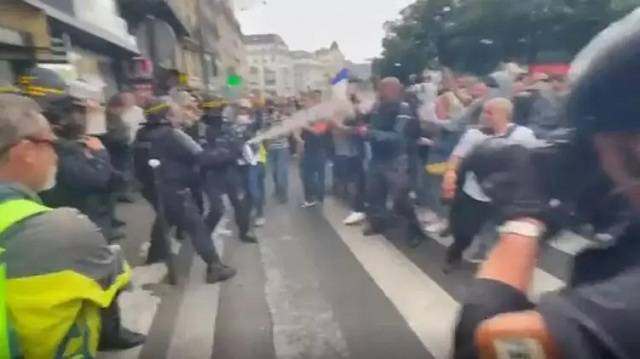 Во Франции продолжаются протесты против санитарных пропусков. Полиция применила слезоточивый газ