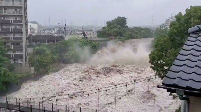 В Японии после оползня спасено 19 человек, двое погибли, разрушено 130 домов