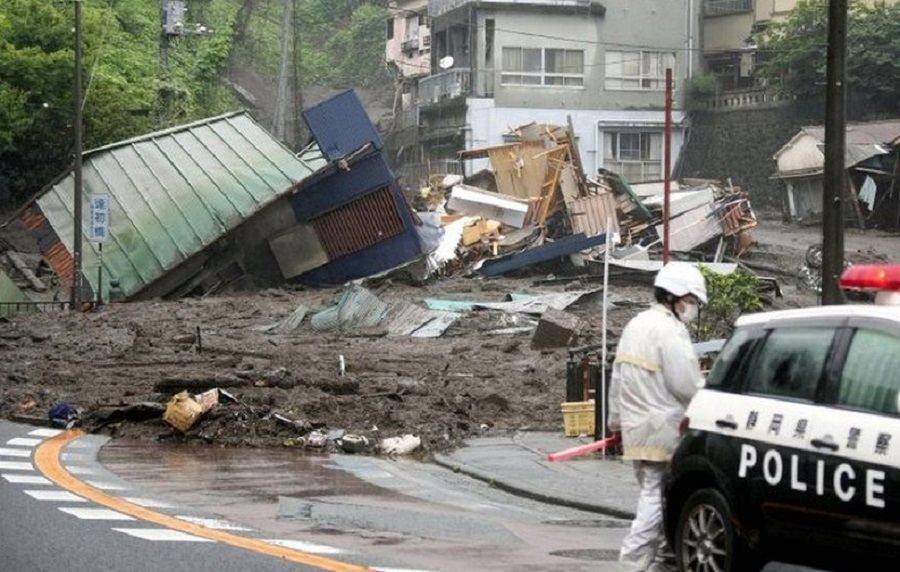 Японские спасатели нашли живыми 19 человек в районе схода оползня
