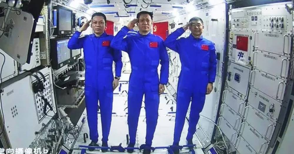 Китайские астронавты впервые вышли в открытый космос со своей космической станции (видео)
