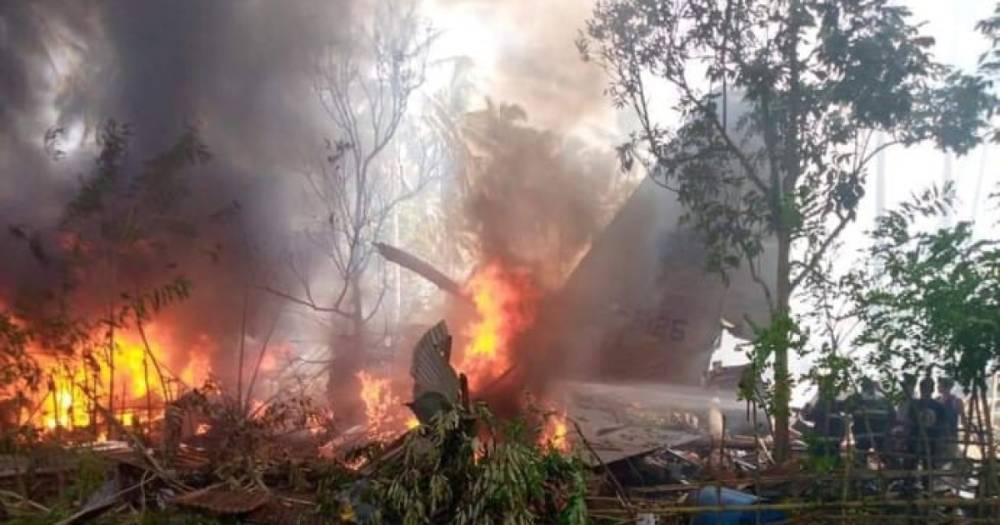 На Филиппинах разбился военный самолет: на борту было 92 человека (ФОТО, ВИДЕО)