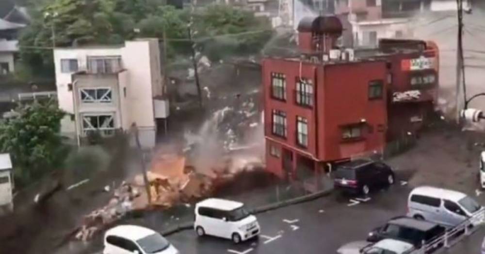 В Японии масштабный оползень: разрушены здания, пропали люди (ФОТО, ВИДЕО)
