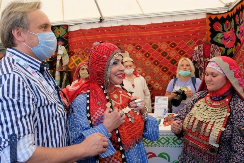 Башкирские танцы и кнут в подарок: Надежда Бабкина посетила выставку ремесел в Уфе