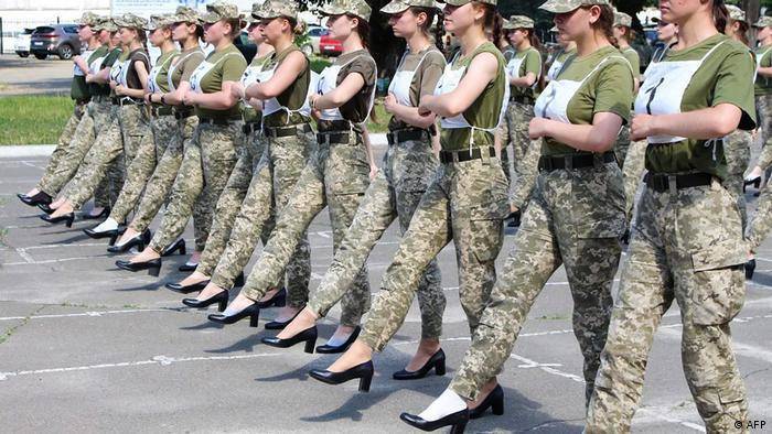 Минобороны Украины критикуют за туфли на каблуках для курсанток