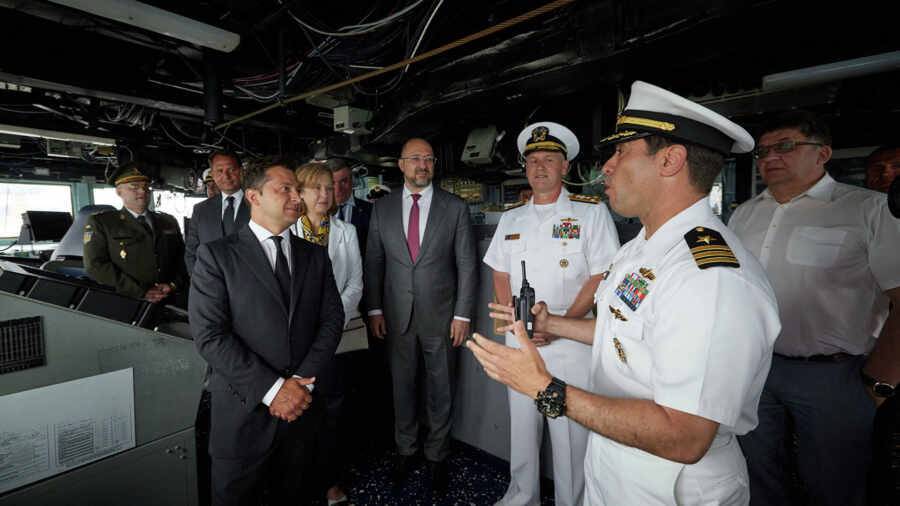 Зеленский в День ВМС Украины посетил американский эсминец