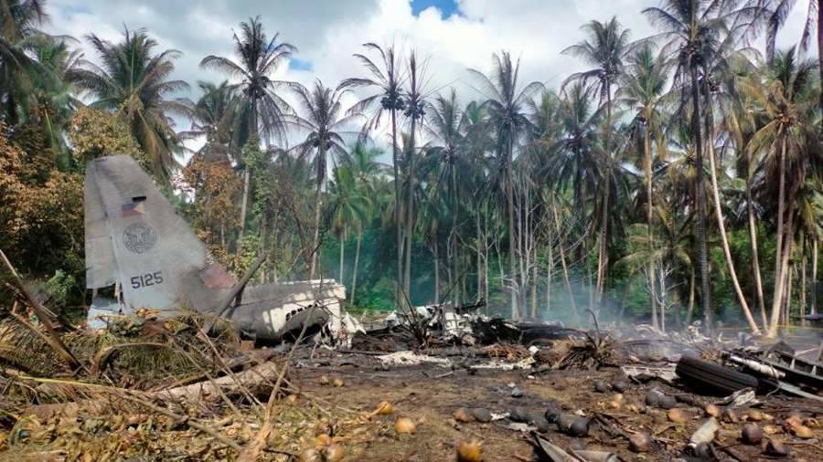 Число погибших при крушении военного самолета на Филиппинах достигло 47