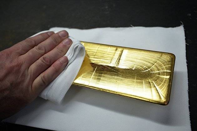 Золото продолжает дорожать на ослаблении доходности гособлигаций США