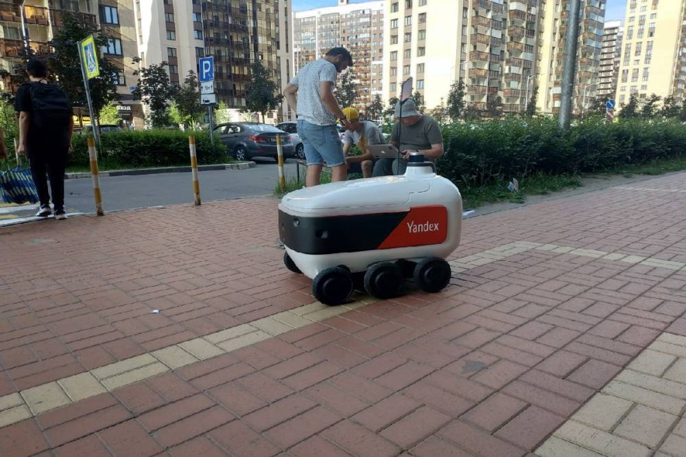 Роботы-курьеры «Яндекса» начали развозить еду под Петербургом