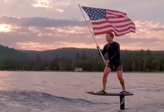Марк Цукерберг на серфе и с флагом поздравил США с Днем независимости