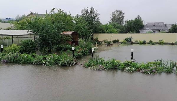 В затопленное из-за дождей уральское село отправили спасателей МЧС