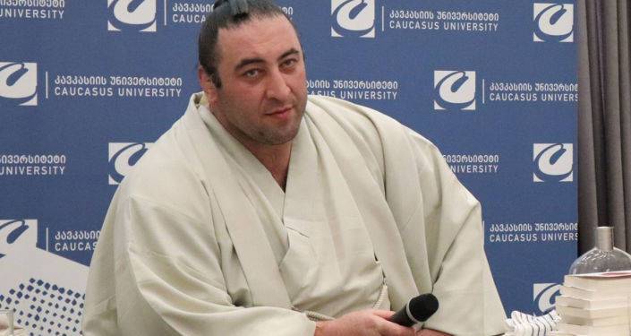 Грузинский сумоист стартовал с поражения на июльском турнире